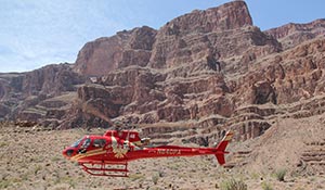 Helikopter går in för landning i Grand Canyon