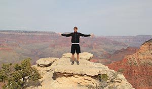 En glad person på busstur till södra Grand Canyons utsiktplats