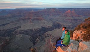 Emil och Joel sittande i södra Grand Canyon