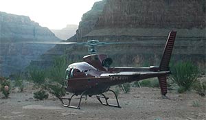 En landad helikopter i Grand Canyon, innan solnedgång