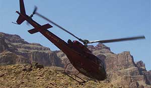 Helikopter lyfter och flyger iväg från Grand Canyon