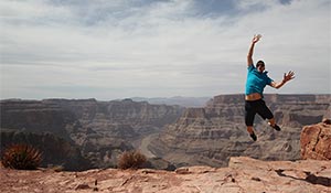 Joel Gunnarssoon hoppar i västra Grand Canyon