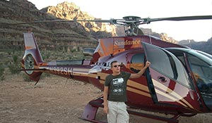 Joel framför helikopter i Grand Canyon