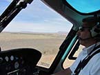 Helikopter flyger mot Las Vegas över öknen från Grand Canyon.