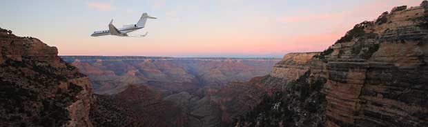 Flygplan i Grand Canyon vid skymning.