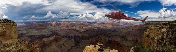 En helikopter som flyger i Grand Canyon på en tur.