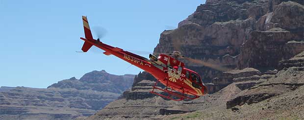 Helikopter flyger i Grand Canyon